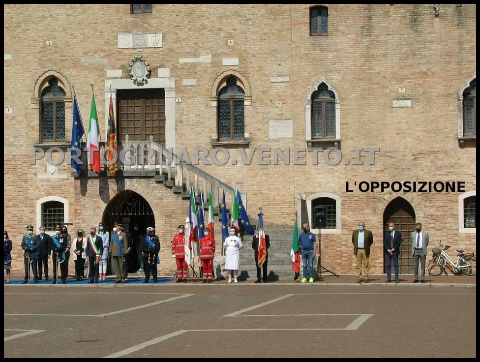 L'opposizione schierata davanti al municipio