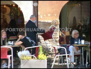 Rambuschi con la sedia in mano